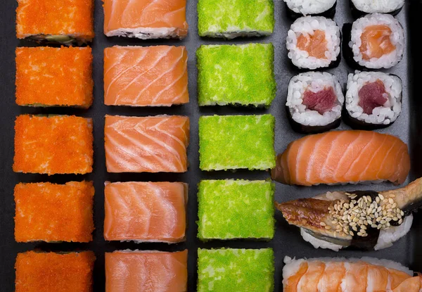 Japońskie Sushi Rolki Kształcie Linii Czarnym Tle Widok Góry — Zdjęcie stockowe