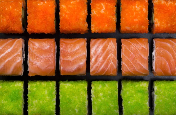 Japońskie Sushi Rolki Kształcie Linii Czarnym Tle Widok Góry — Zdjęcie stockowe