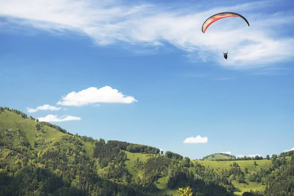 Paraglider Flies Mountain Sunny Day — Stock Photo, Image