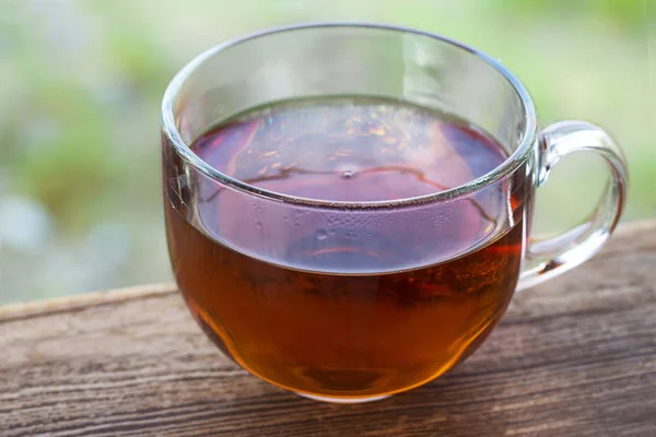Transparente Tasse Schwarzer Heißer Tee Auf Einem Holztisch Vor Einem — Stockfoto
