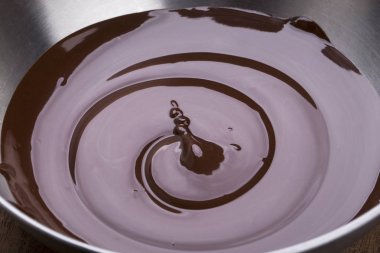 Metal bir kase içinde erimiş sıcak çikolata