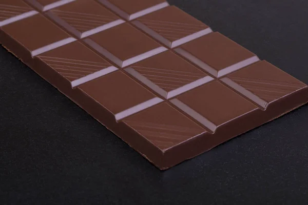 Barra Chocolate Leite Fundo Preto Closeup — Fotografia de Stock