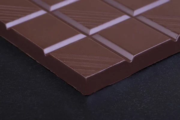 Barra Chocolate Leite Fundo Preto Closeup — Fotografia de Stock