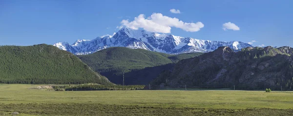 Panorama Gran Valle Las Montañas Cubiertas Bosque Picos Nevados Día —  Fotos de Stock