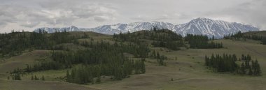 Kuzey Dağları ve arka planda karlı dağlar bulutlu havalarda Panoraması