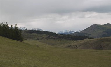 Kuzey Dağları ve arka planda karlı dağlar bulutlu havalarda Panoraması