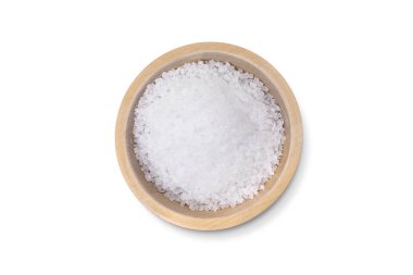 Doğal deniz iyotlu tuz üstten görünüm, beyaz bir arka plan izole küçük bir ahşap kase