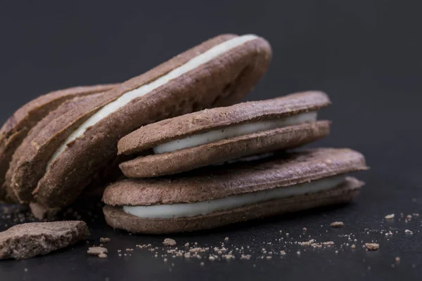 Biscoitos Sanduíche Chocolate Com Creme Branco Recheio Fundo Preto Close — Fotografia de Stock