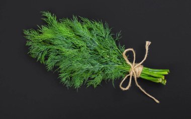 Taze dereotu siyah arka plan üzerine izole iple sargılı buket