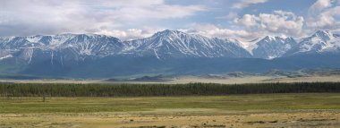 Panorama bir dağ yolda yeşil tepeler ve yüksek karlı dağlar