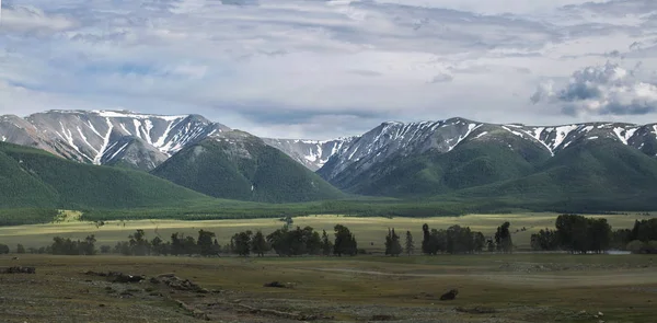 Πανοραμα Ένα Ορεινό Δρόμο Πράσινο Λόφους Και Ψηλά Χιονισμένα Βουνά — Φωτογραφία Αρχείου