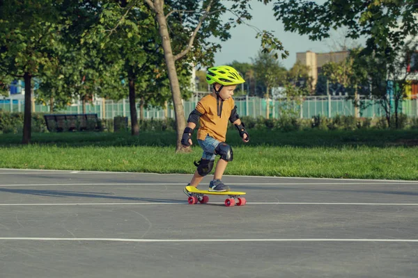 Malý Chlapec Žlutou Křižník Penny Plastboard Váleček Hřiště Parku Slunné — Stock fotografie