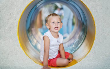 Küçük bir Çocuk Bahçesi Metro çok renkli televizyonda bir güneşli yaz gününde sahiptir..