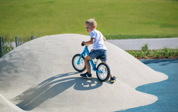 Menino Desfruta Uma Bicicleta Equilíbrio Colinas Artificiais Parque Dia Ensolarado — Fotografia de Stock