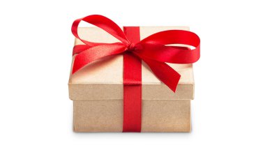 Beyaz bac izole kırmızı kurdele ile bağlanmış küçük kare hediye kutusu