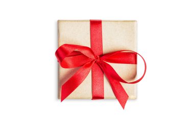 Beyaz bac izole kırmızı kurdele ile bağlanmış küçük kare hediye kutusu