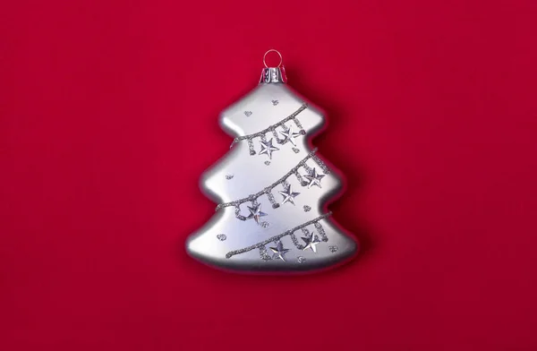 复古玻璃银色圣诞树形状的玩具查出在红色 b — 图库照片