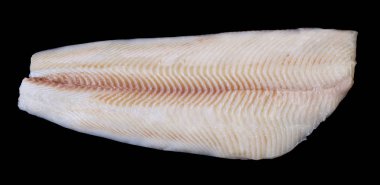 Beyaz arka plan üzerinde izole tek taze çiğ bütün morina beyaz balık fileto