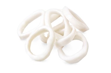 Bir sürü beyaz arka plan üzerinde önden görünüm izole ham dondurulmuş kalamar halkaları