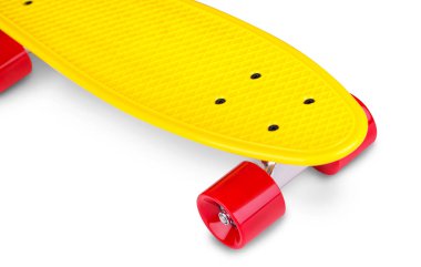 Sarı Kruvazör penny plastboard beyaz arka plan üzerinde önden görünüm izole kırmızı tekerlekli
