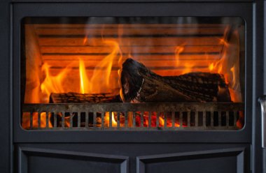 Bir siyah metal antika Şöminede ateş yakar