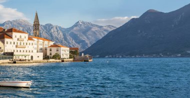 Perast Boka Bay, arka planda dağlar sahildeki güneşli bir gün. Geniş panorama