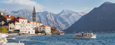 Perast Boka Bay, arka planda dağlar sahildeki güneşli bir gün. Geniş panorama