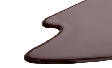 Sıcak siyah çikolata beyaz arka plan üzerinde izole sıvı damla