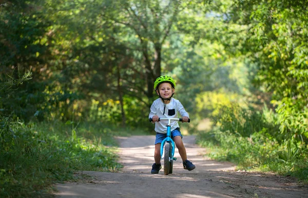 균형 자전거에 어린 소년 — 스톡 사진