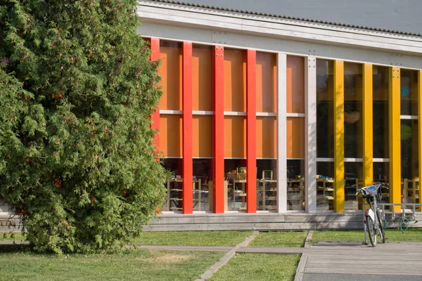 Фасад современного здания детского сада из стекла — стоковое фото