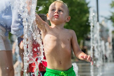 Çocuklar şehir Çeşmesi tadını çıkarın
