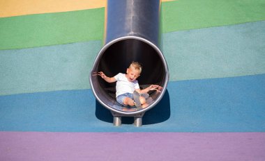 Küçük çocuk bir metal hill-trompet sürme