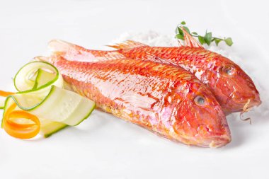 İki kırmızı kefal ve sebze