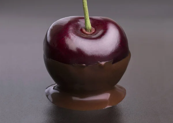 Cereja de fondue em chocolate quente — Fotografia de Stock