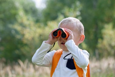 Genç explorer yüksek gra kuşların dürbünlü izlerken