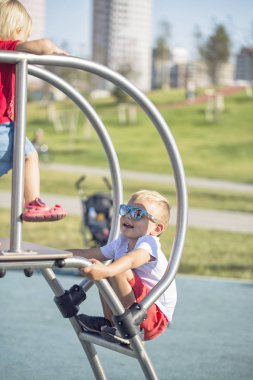 Bir çocuk halat köprüde oynuyor.