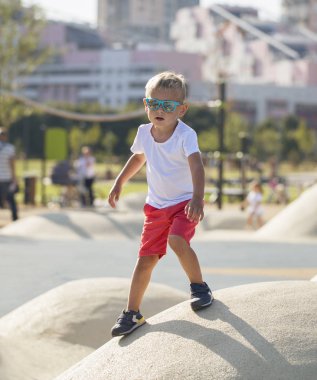 Trambolinde zıplayan çocuk