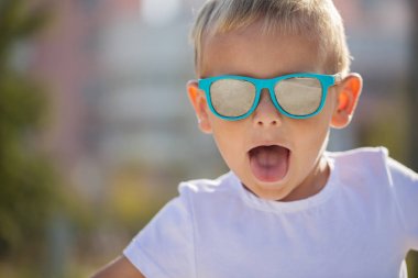 Şık güneş gözlüğü yakışıklı küçük çocuk