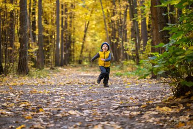 Küçük çocuk yolda koşuyor 