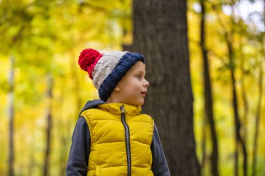 Bir yelek ve şapka bir pompon ile genç çocuk
