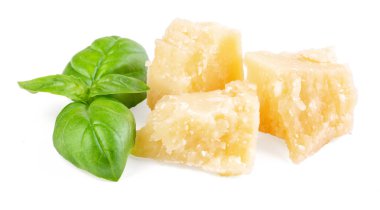 Beyaz arka planda üç dilim Permesan reggiano ve fesleğen çalısı, makro çekim, ön manzara