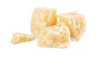 Üç dilim Permesan reggiano beyaz arka planda izole edilmiş, makro çekim, ön manzara