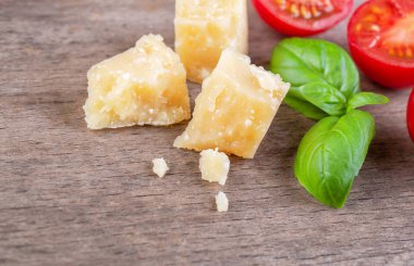 Parmesan Reggiano ve fesleğen parçaları