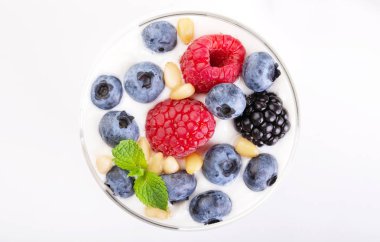 Yabani çilek ile beyaz yoğurt iki bardak