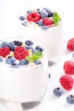 Yabani çilek ile beyaz yoğurt iki bardak