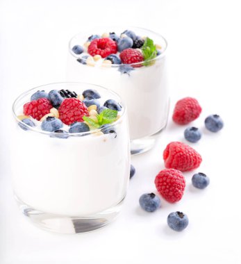 Yabani çilek ile beyaz yoğurt iki bardak