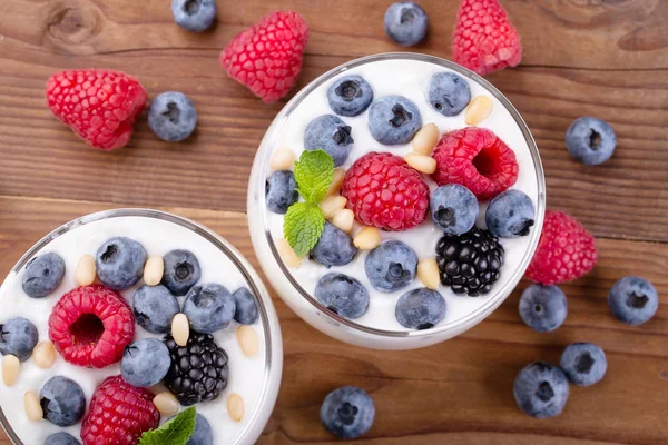 Doğal Yunan yoğurt ve yabani çilek