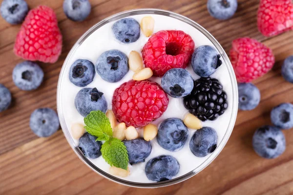 Doğal Yunan yoğurt ve yabani çilek