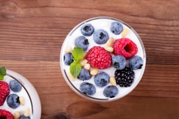 Natural Greek yogurt and wild berries — Stock Photo, Image