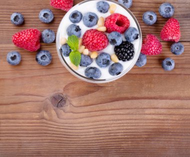 Doğal Yunan yoğurt ve yabani çilek